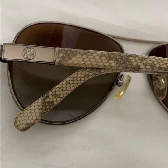 ❌SOLD❌ Tory Burch Snakeskin Aviator Sunglasses - Picture 8 of 10